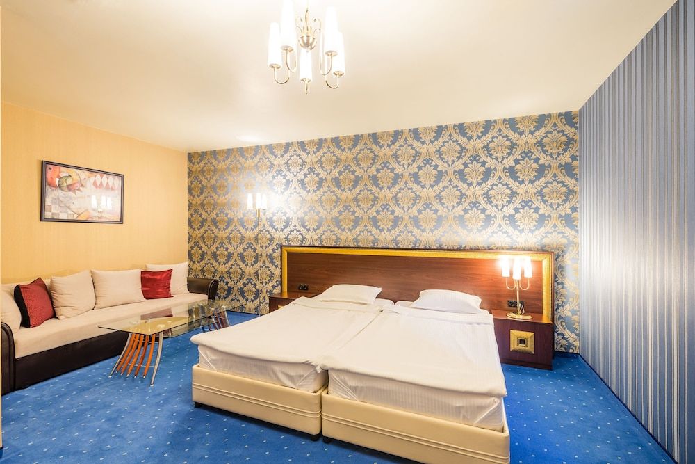 Hotel Elegance Deluxe Double Room 3