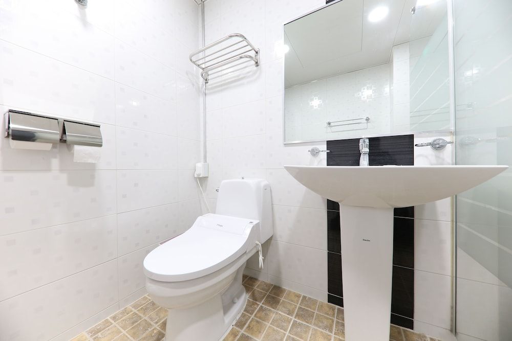 Brown Dot Hotel Cheonan Deluxe Room 10