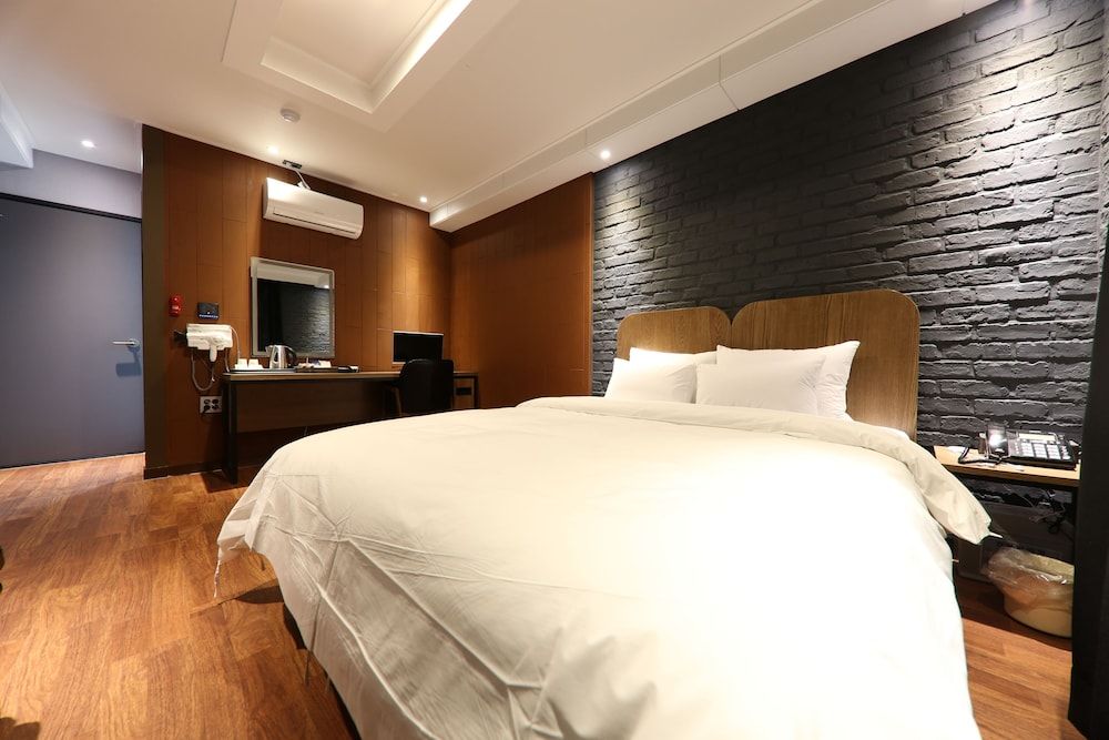 Brown Dot Hotel Cheonan Deluxe Room 2