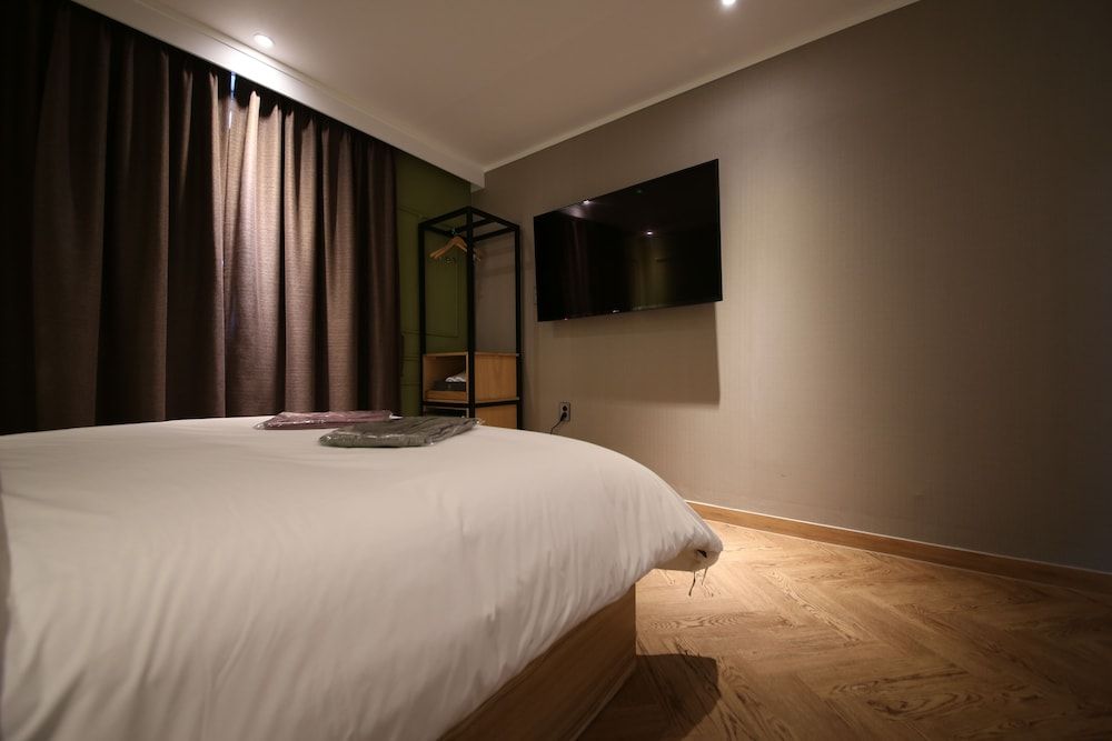 Brown Dot Hotel Cheonan Deluxe Room 7