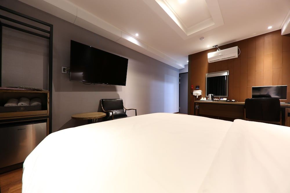 Brown Dot Hotel Cheonan Deluxe Room 12