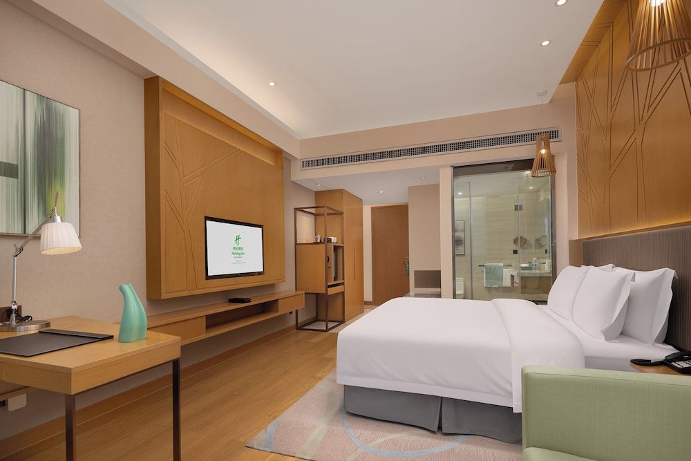 Standard Room, 1 King Bed, Lake View