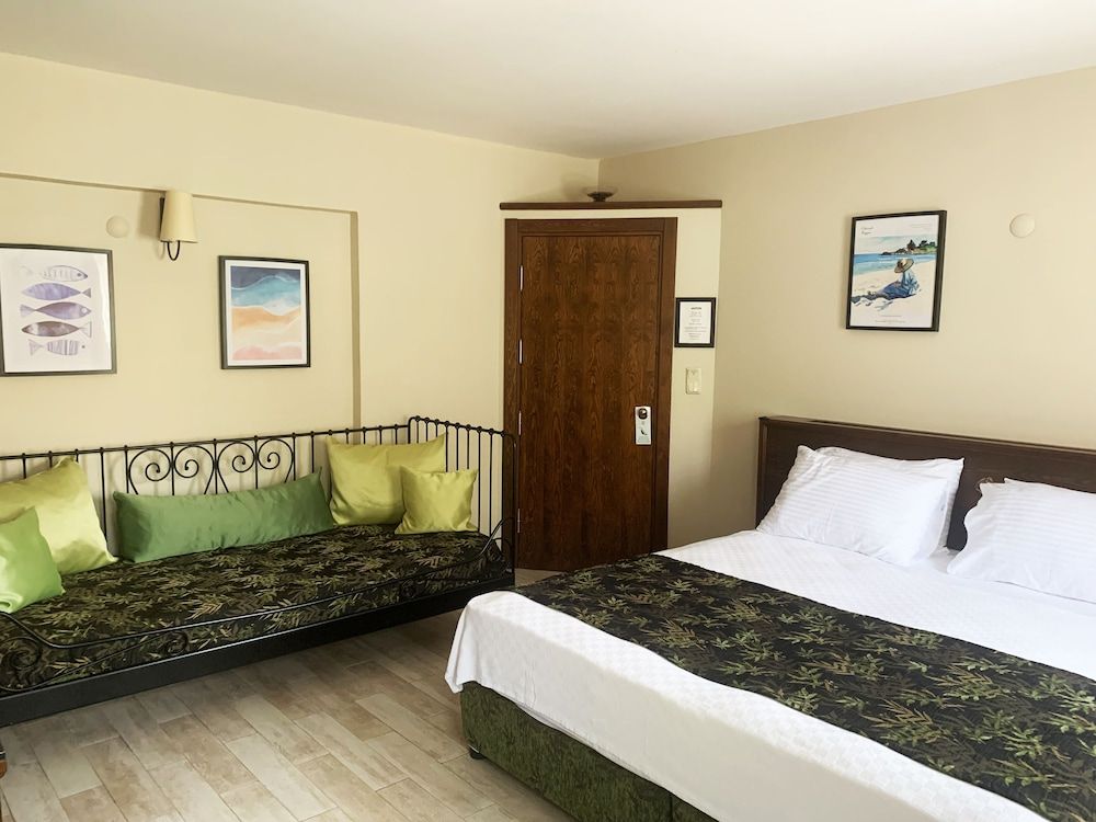 Mitos Hotel Deluxe Triple Room 3