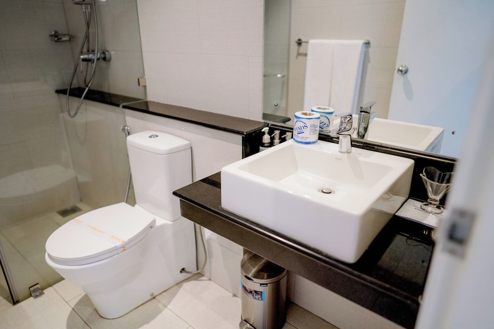 Oceanfront Galle by ICC Deluxe Apartment, Kitchen, Partial Sea View 5