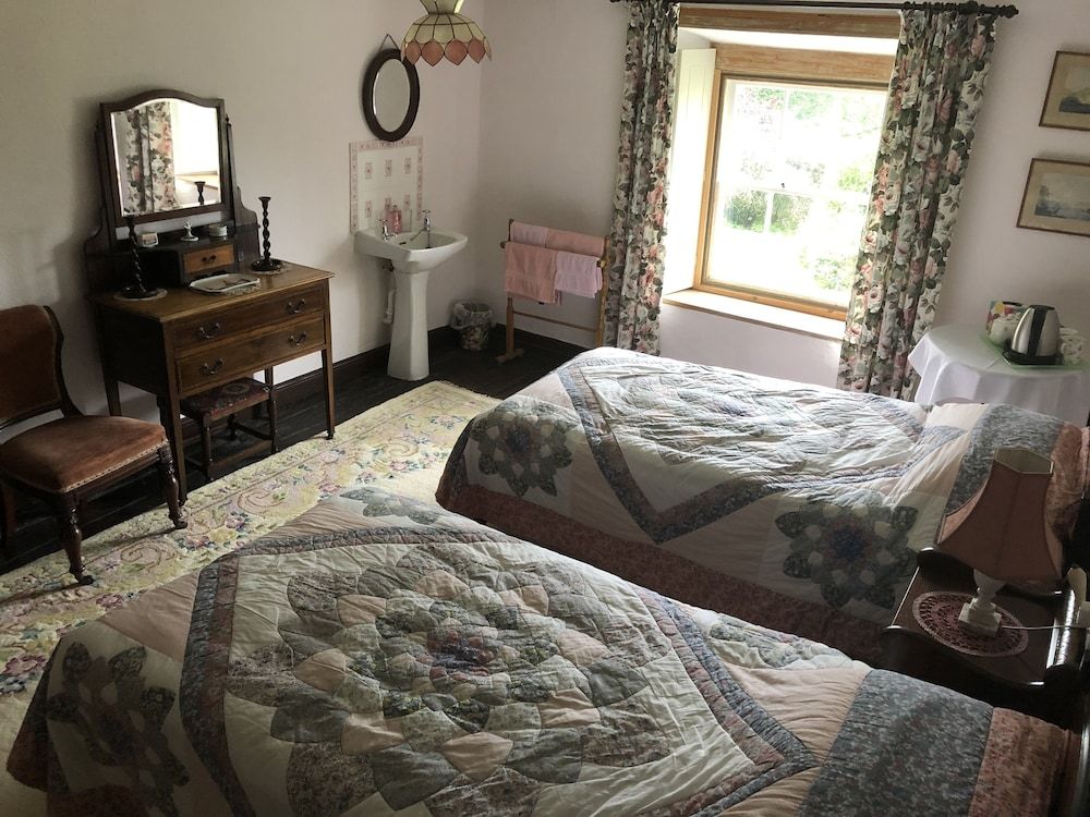 Powter Howe Twin Room, Shared Bathroom 3