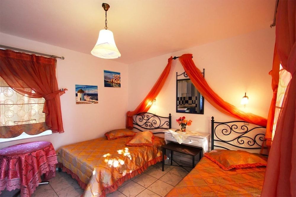 Amaryllis Studios Studio (3 Adults) 4