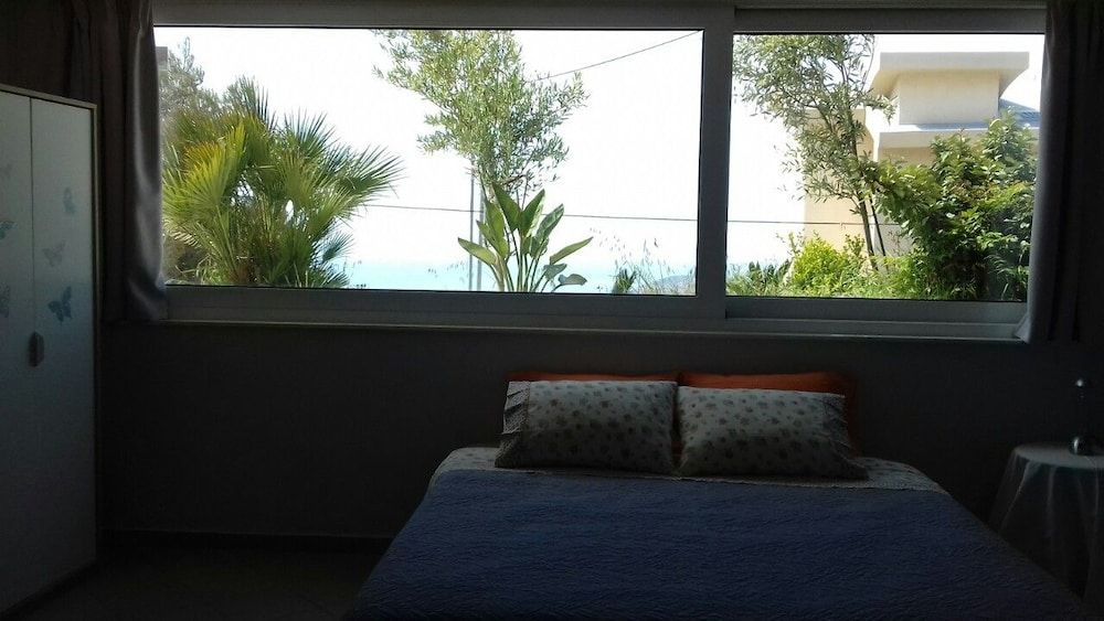 Viva B&B Deluxe Triple Room, Sea View 11