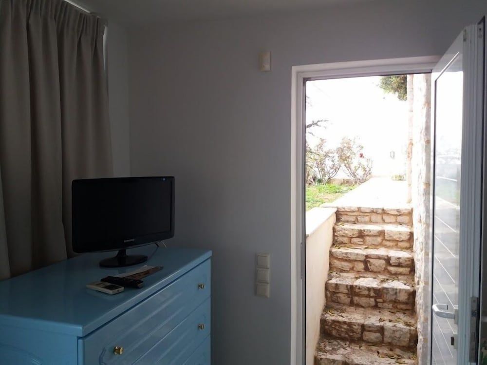 Viva B&B Deluxe Triple Room, Sea View 13