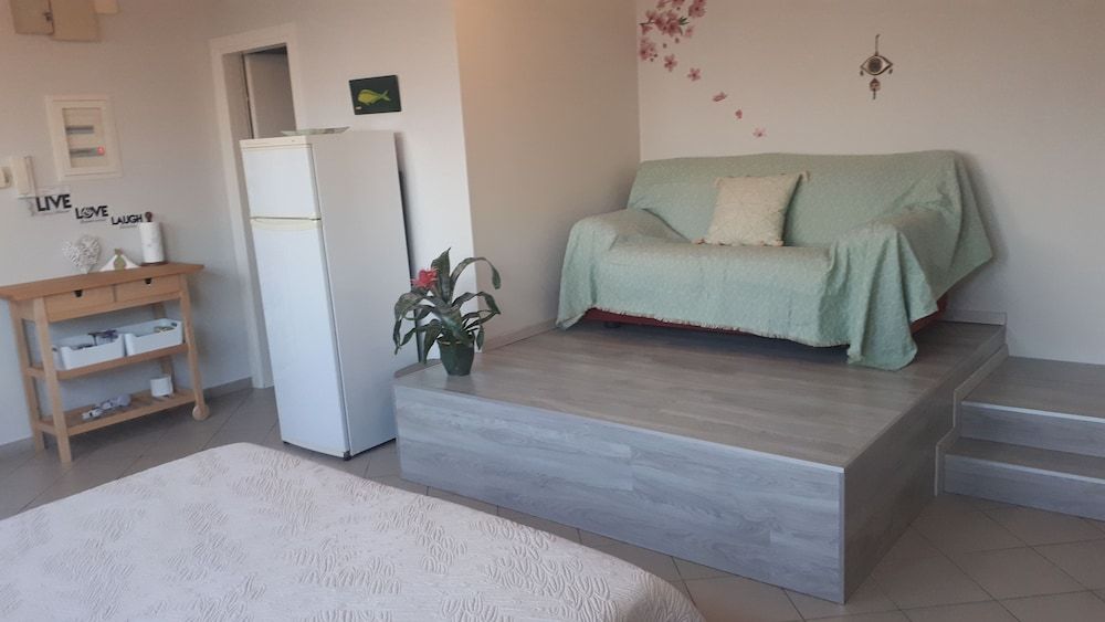 Viva B&B Deluxe Triple Room, Sea View 10