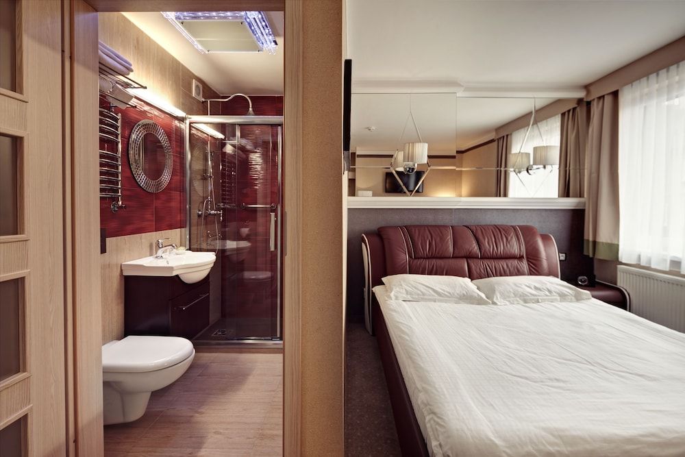 M Hotel Sosnowiec Deluxe Room, 1 King Bed 2