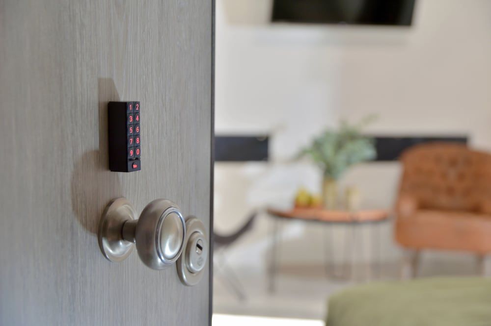 Alekos Apartments 2 Netflix, Self Check-In Economy Studio 14