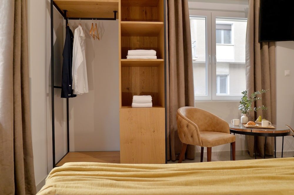 Alekos Apartments 2 Netflix, Self Check-In Economy Studio 16