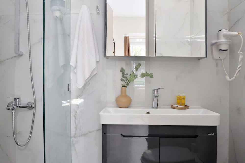 Alekos Apartments 2 Netflix, Self Check-In Economy Studio 8