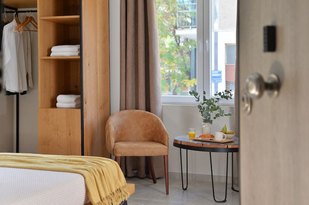 Alekos Apartments 2 Netflix, Self Check-In Economy Studio 12