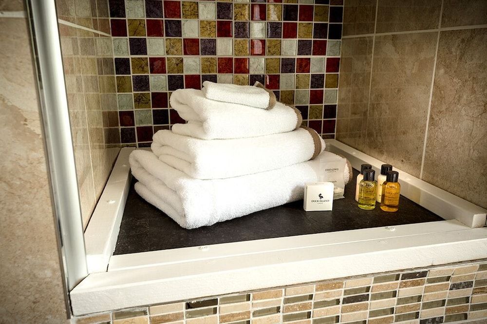 Hickman Hill Hotel Deluxe Double Room, 1 King Bed 3