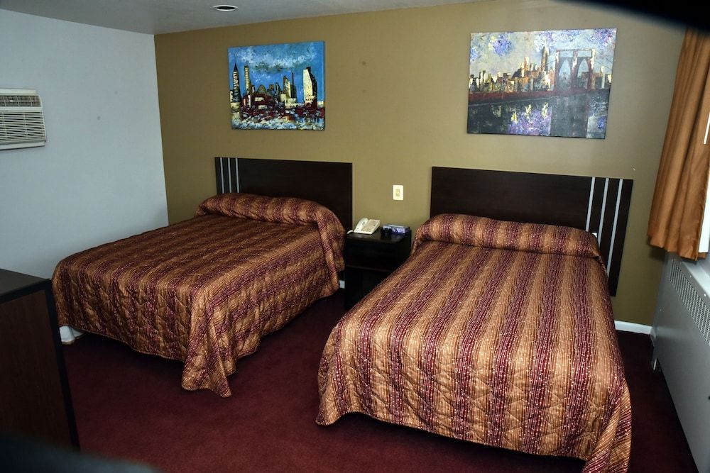 Swan Motel Room, 2 Double Beds 2
