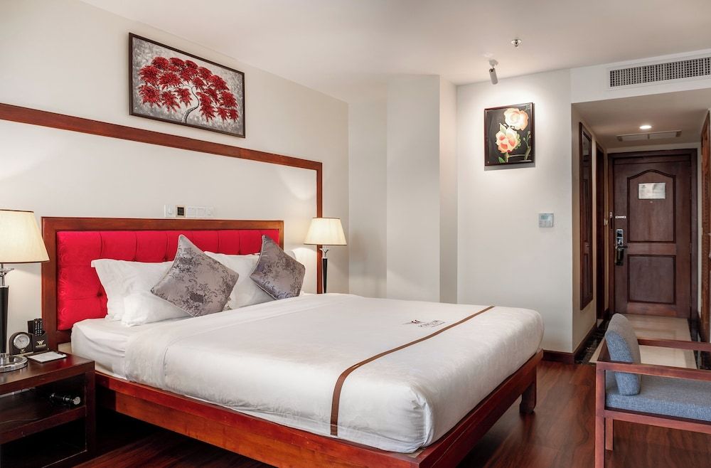 Room, 1 King Bed (Landmark)