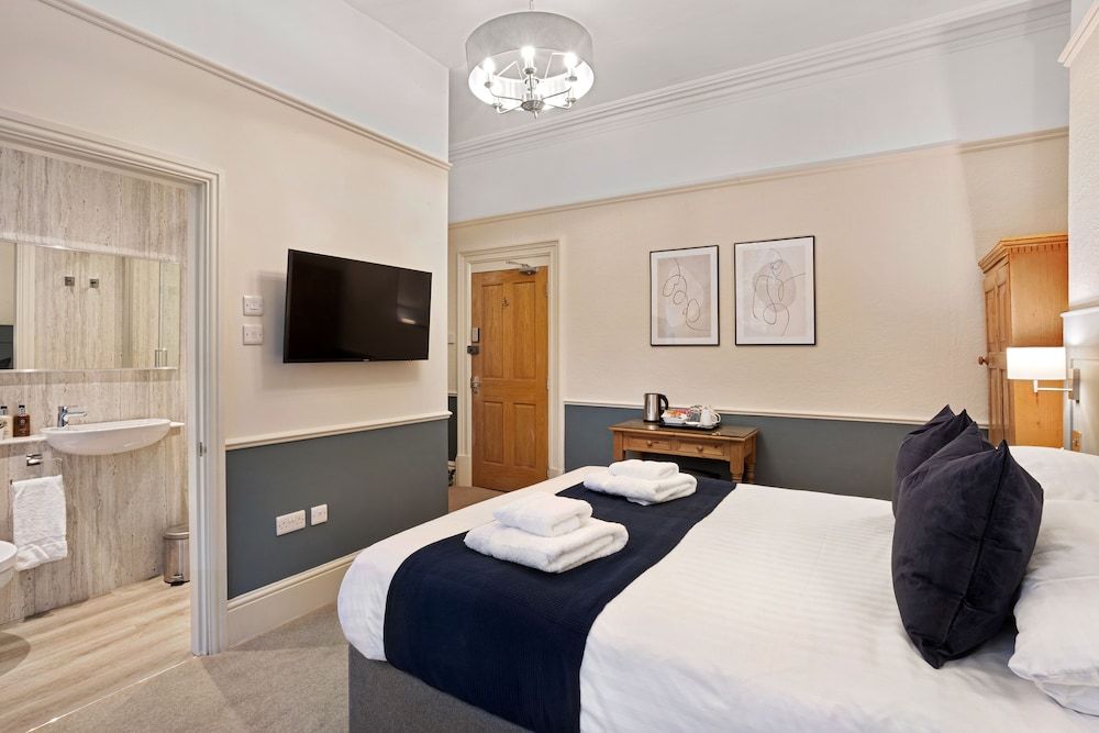 Fountains Guest House Premium Double Room, 1 King Bed, Ensuite, Ground Floor 2