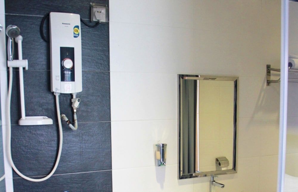 East Sun Hotel Sekinchan - Self Check In Standard Room, No Windows 4