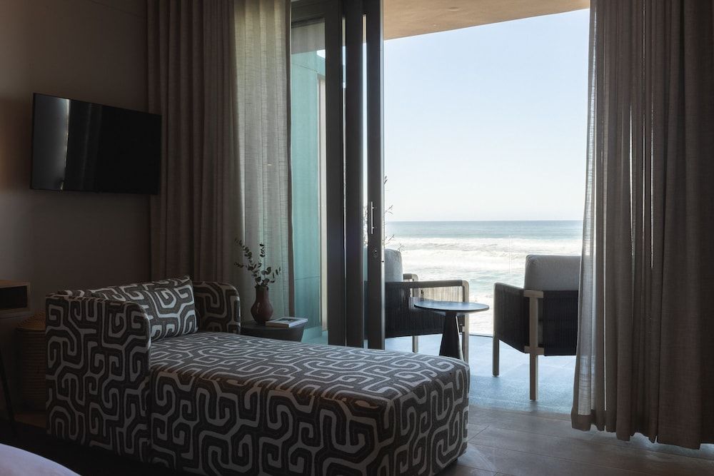 Suite, Sea View (Humpback)