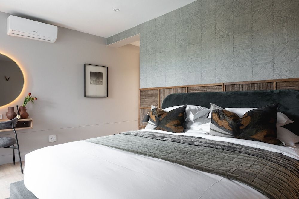 Suite, Mountain View (Minke)