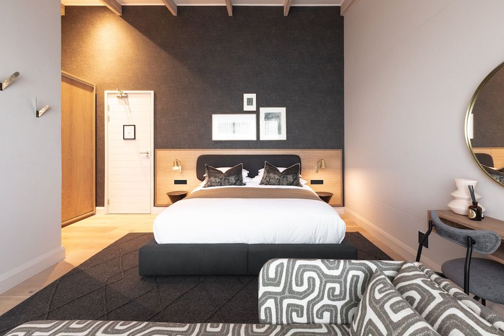 Suite, Sea View (Humpback)
