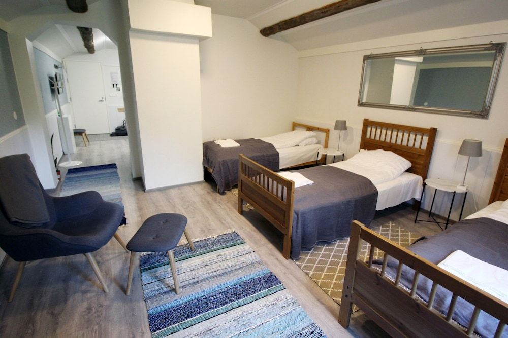 LAURI Historical Log House Manor Romantic Apartment, 2 Bedrooms 2