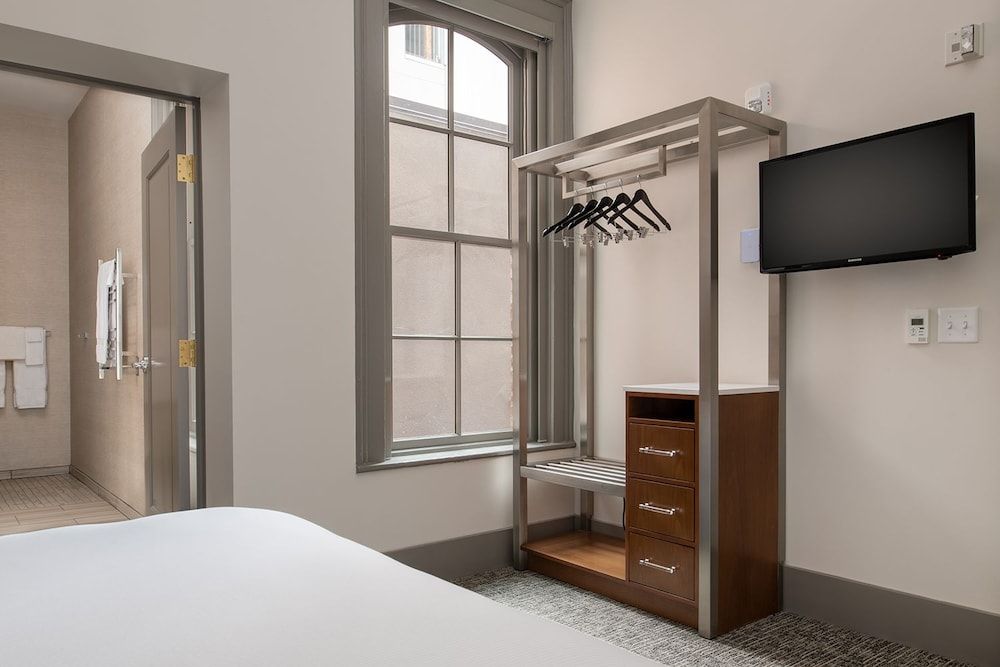 Harlow Hotel Signature Room, 1 Queen Bed, Accessible, Courtyard View 6