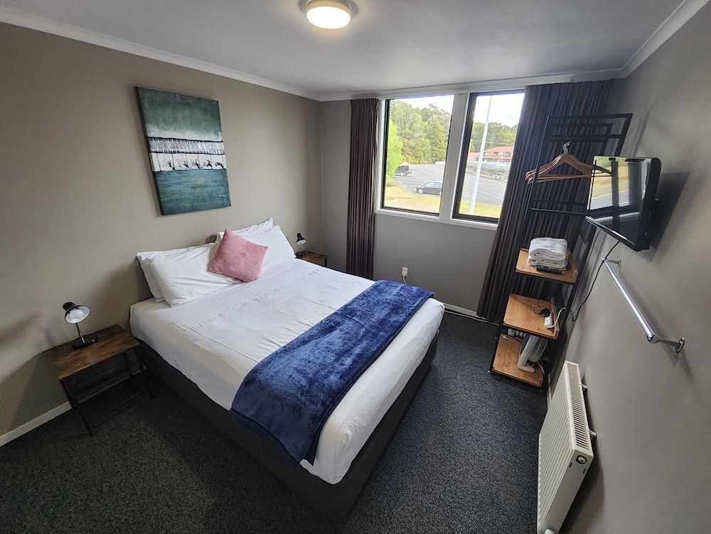 Standard Room, 1 Queen Bed, Shared Bathroom