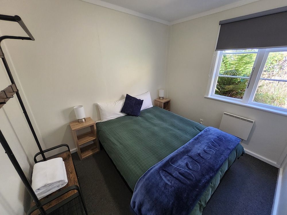 LKNZ Lodge & Cafe Basic Room, 1 Double Bed, Shared Bathroom 2