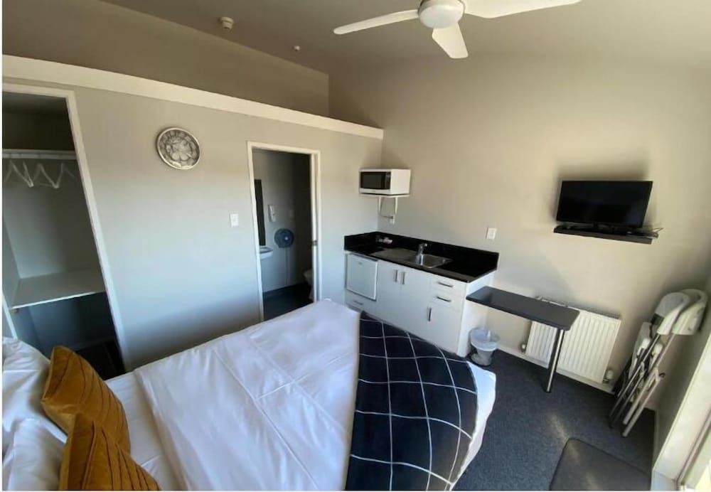 LKNZ Lodge & Cafe Deluxe Double Room, 1 Queen Bed, Ensuite 2