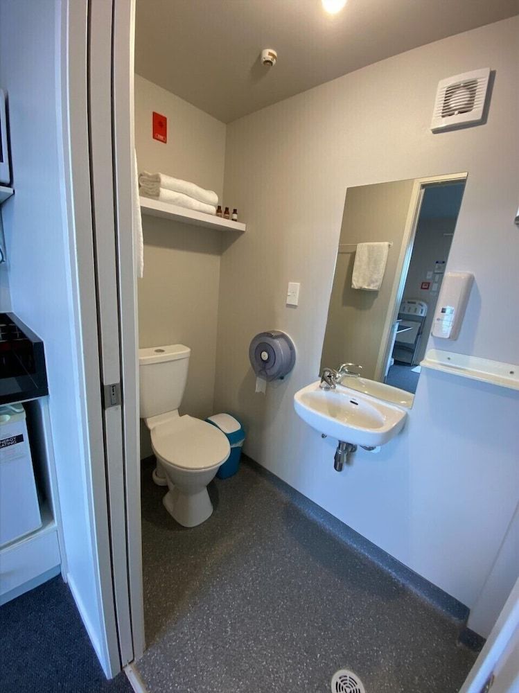 LKNZ Lodge & Cafe Deluxe Double Room, 1 Queen Bed, Ensuite 4