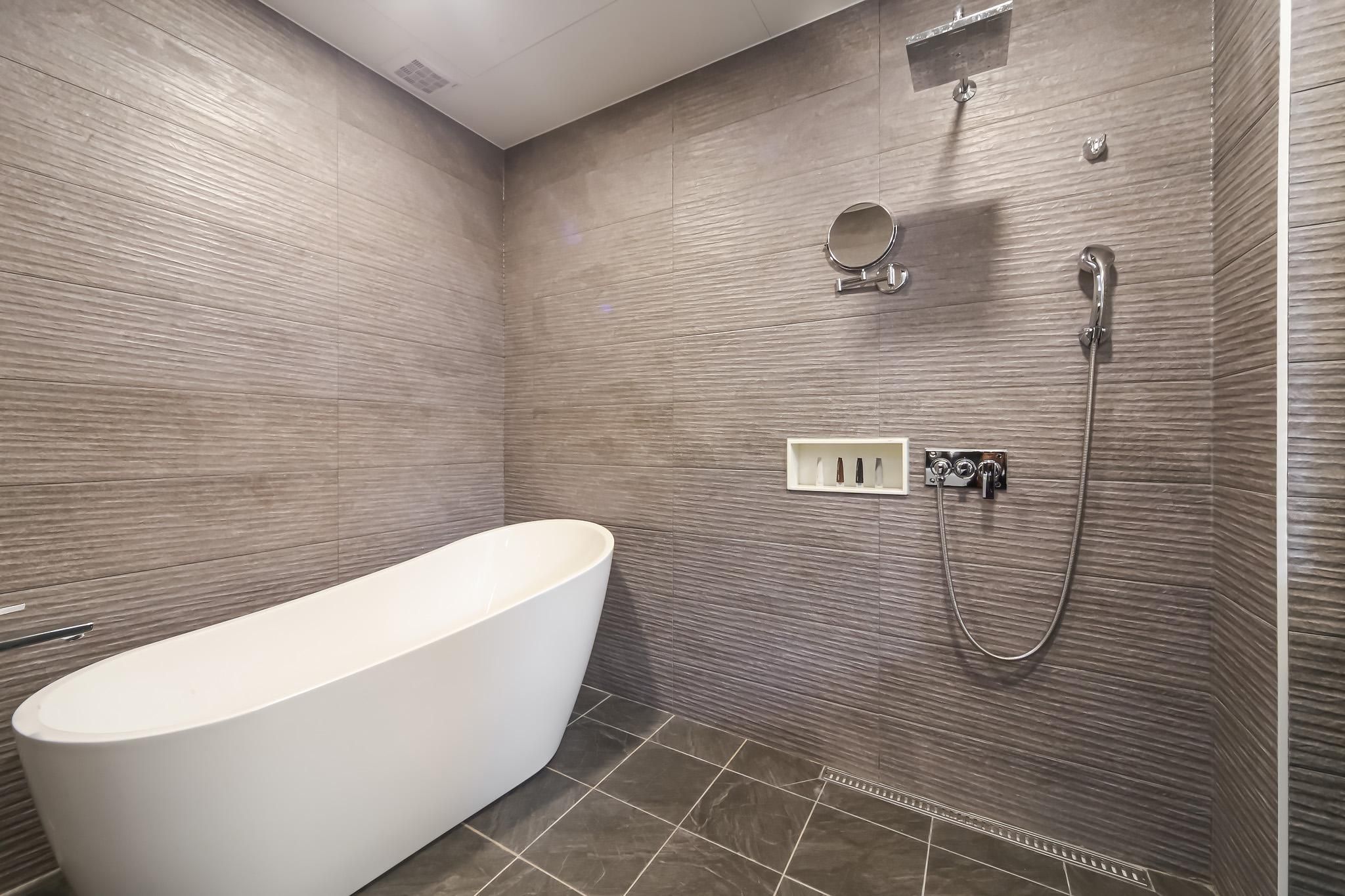 VIP B (with body friend massager + spa + PC selection + breakfast)