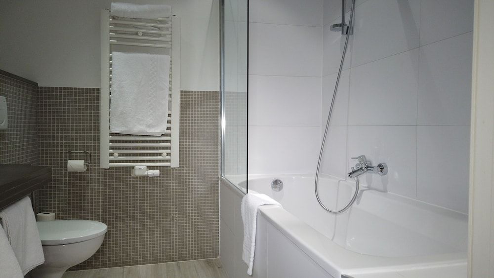 Hotel 't Zand Twin Room, City View 12