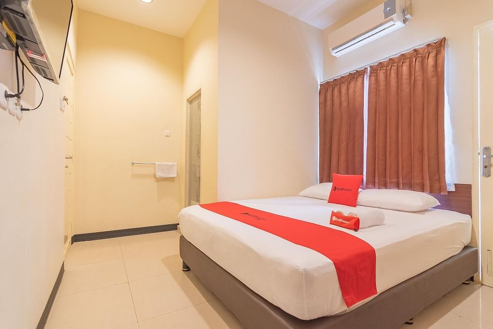 Double Room (RedDoorz)