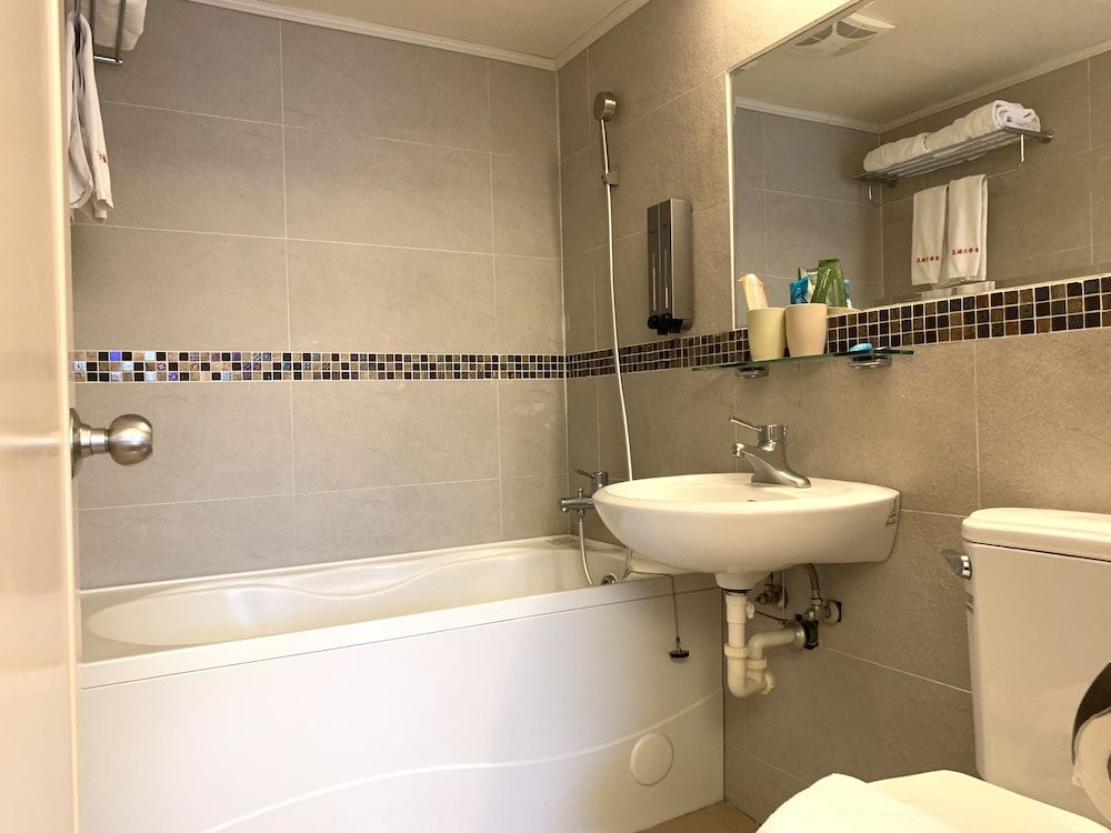 Jinhwa Hotel Business Twin Room (G) 8