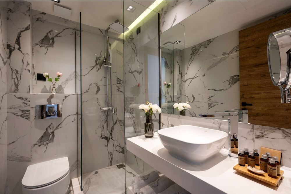 Emily's Luxury Suites Garden View Double Room with Jacuzzi 6