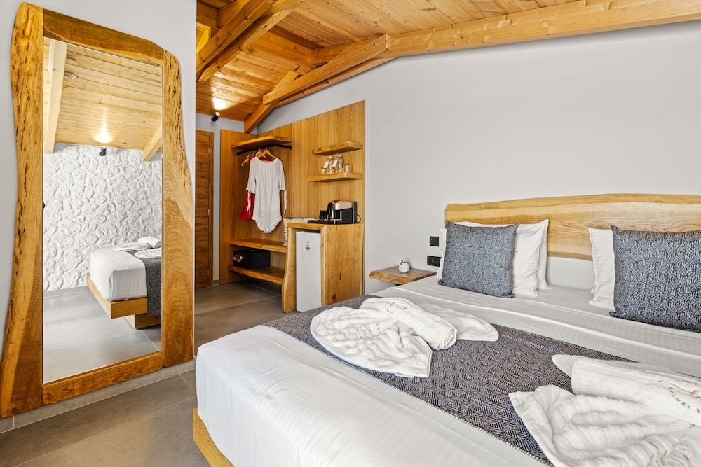 Emily's Luxury Suites Garden View Loft Room 2