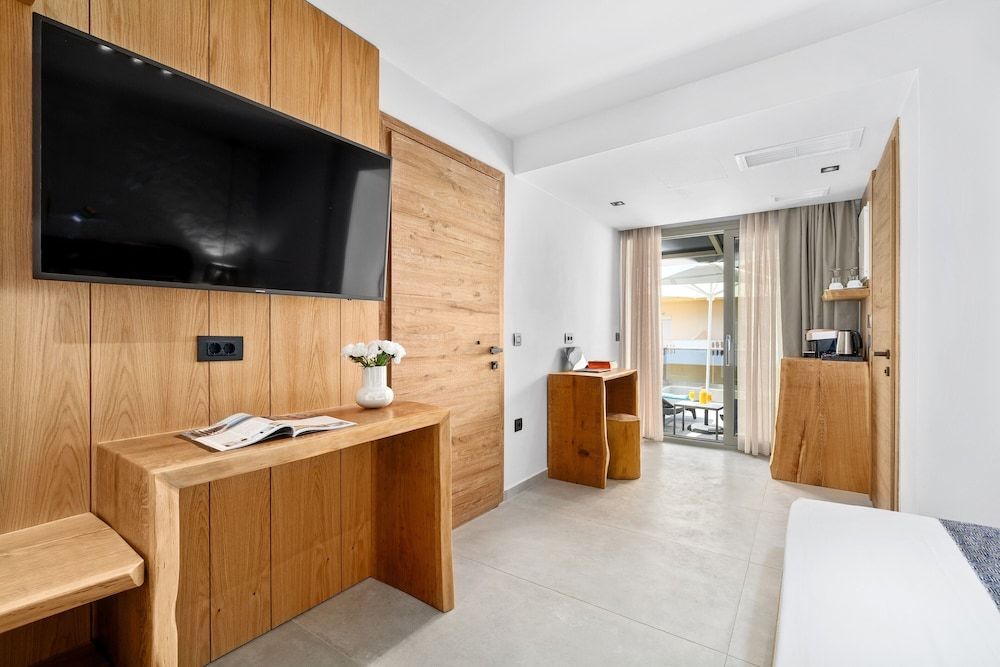 Emily's Luxury Suites Garden View Double Room with Jacuzzi 5