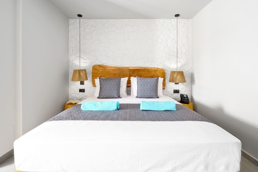 Emily's Luxury Suites Garden View Double Room with Jacuzzi 2