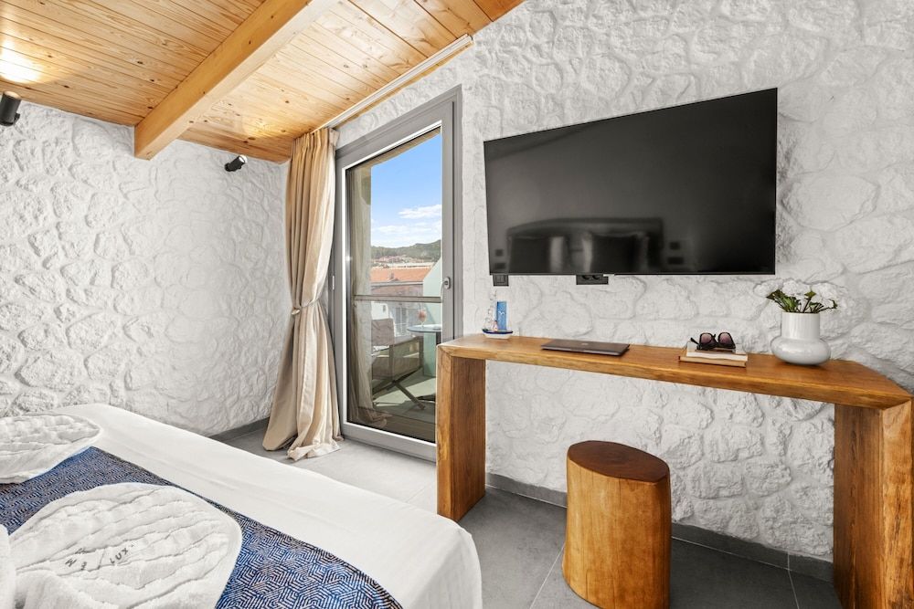 Emily's Luxury Suites Garden View Loft Room 4