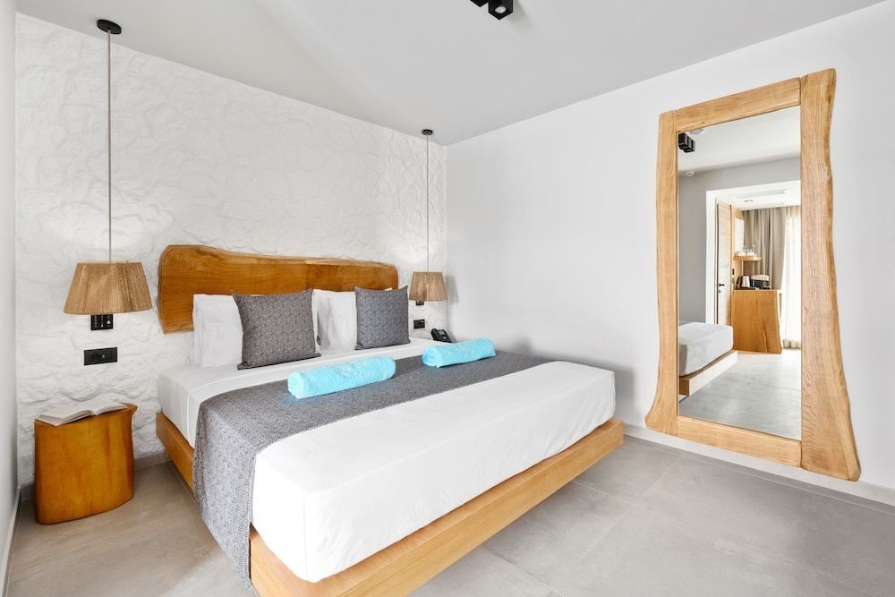 Emily's Luxury Suites Garden View Double Room with Jacuzzi 3