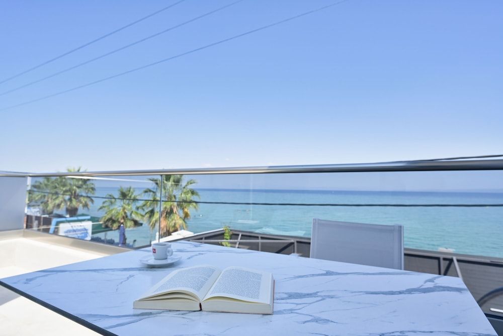 Emily's Luxury Suites Sea View Junior Suite with Jacuzzi 2