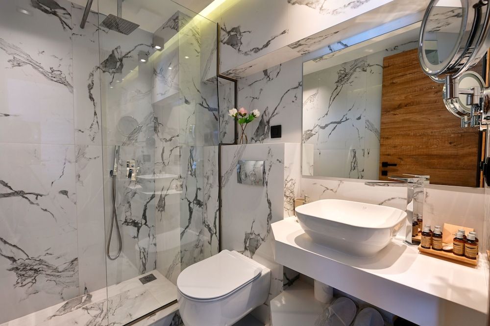 Emily's Luxury Suites Sea View Junior Suite with Jacuzzi 4