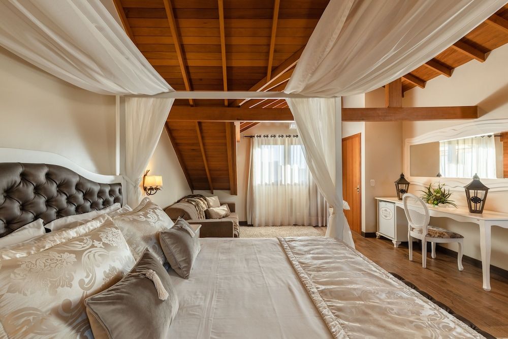 Honeymoon Suite, Jetted Tub (Master)