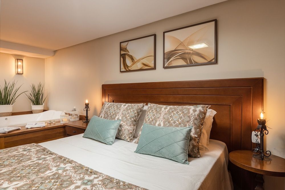 Honeymoon Suite