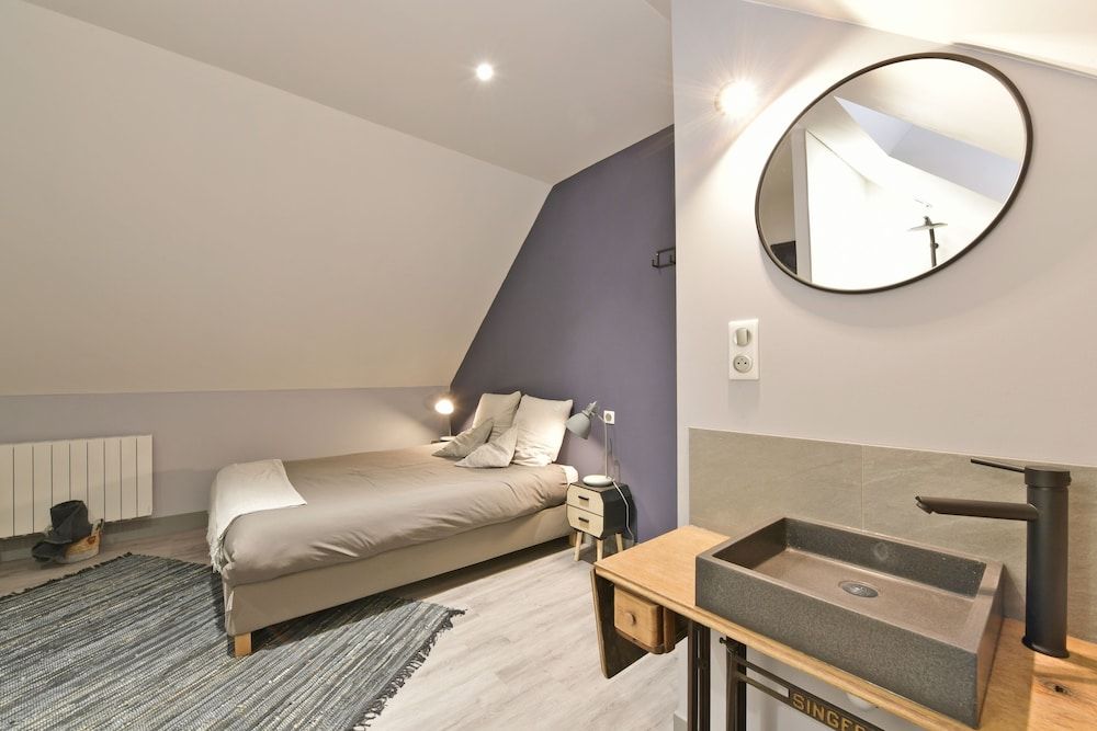 Chambre Double Confort, 1 très grand lit, non fumeurs, balcon (Atelier)