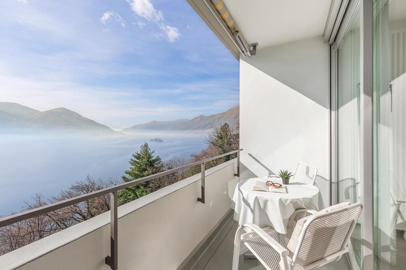 Modern Family Apartment with Balcony and Lake View