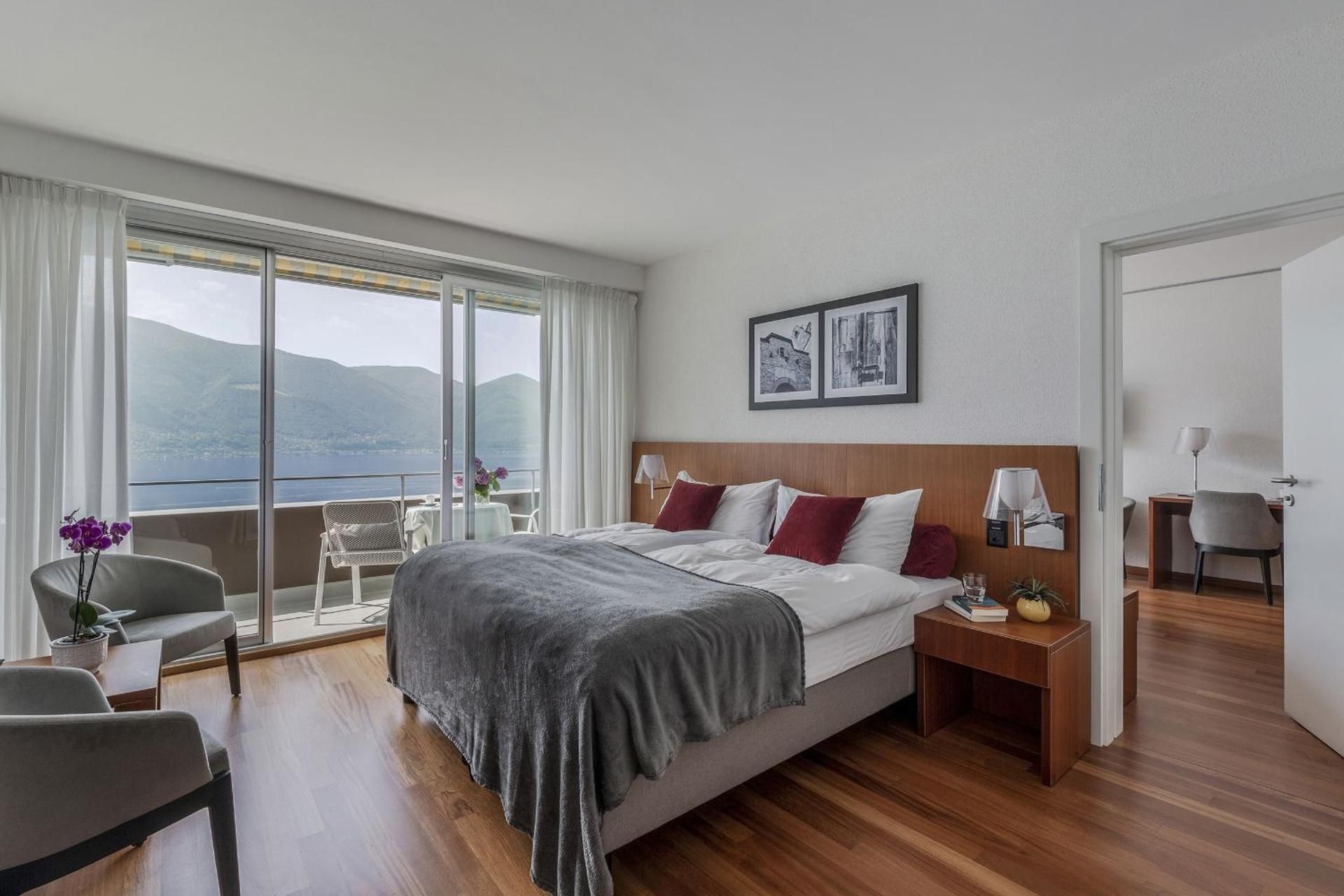Modern Family Apartment with Balcony and Lake View