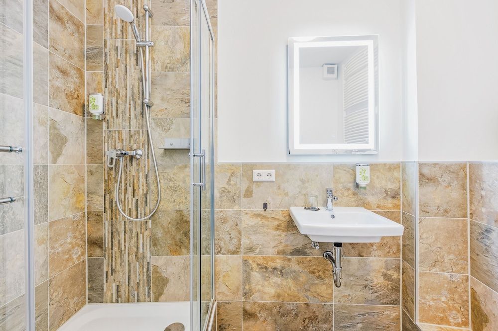 Hotel Phoenix Single Room 5